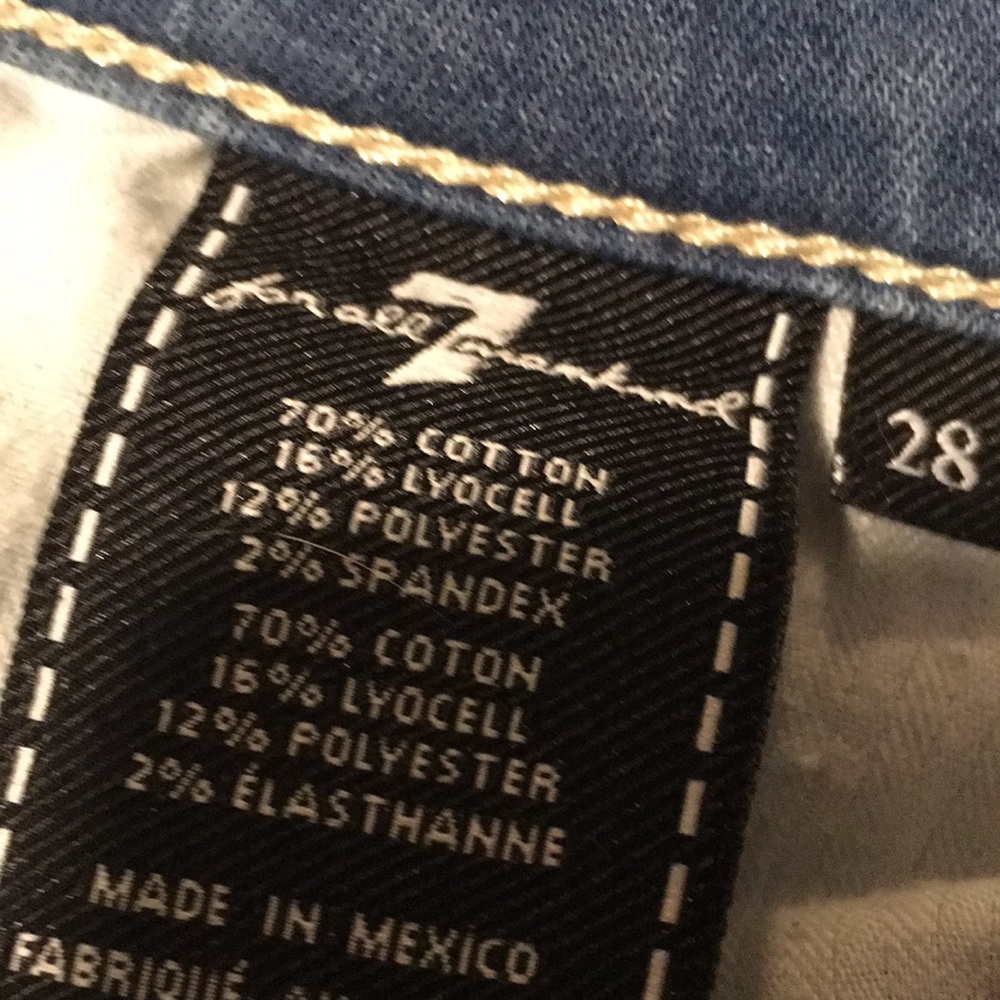 Pre owned condition size 28 jeans 👖 skinny leg with hole in knee.